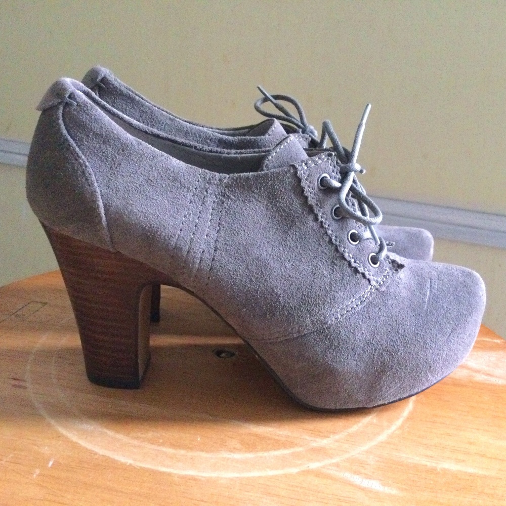 Booties hinge Gray in Beautiful Condition Sz 6.5